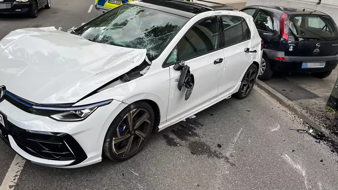 POL-BO: Auto überschlägt sich: Fahrer (22) und Beifahrerin (22) kommen ins Krankenhaus - Bild: presseportal.de