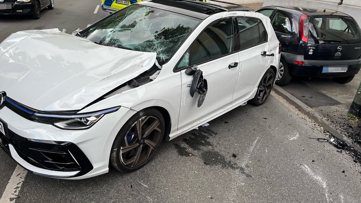 POL-BO: Auto überschlägt sich: Fahrer (22) und Beifahrerin (22) kommen ins Krankenhaus - Foto: presseportal.de