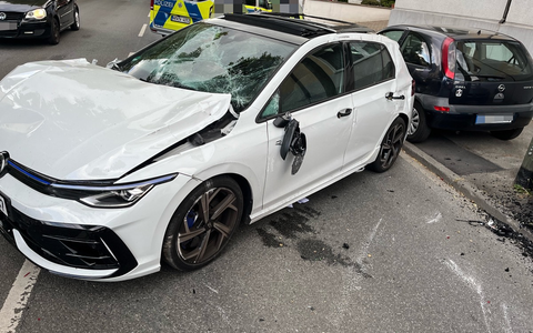 POL-BO: Auto überschlägt sich: Fahrer (22) und Beifahrerin (22) kommen ins Krankenhaus - Foto: presseportal.de