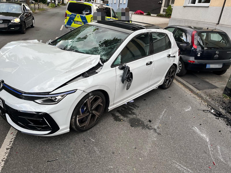 POL-BO: Auto überschlägt sich: Fahrer (22) und Beifahrerin (22) kommen ins Krankenhaus - Foto: presseportal.de