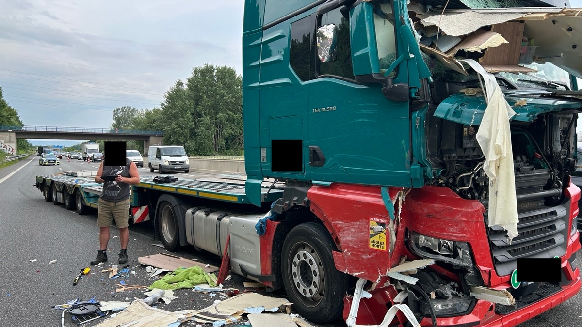 POL-PDNW: Verkehrsunfall zwischen Wohnmobil und LKW - Foto: presseportal.de