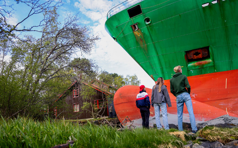 Da steht ein Containerschiff im Garten. - Foto: Jan Langhaug/NTB/dpa