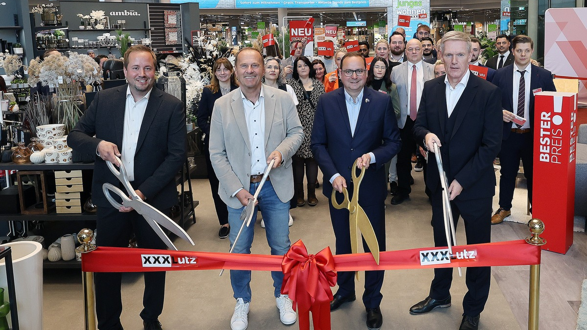 Einrichtungshaus der Extraklasse: Oberbürgermeister Thomas Kufen eröffnet nach dem Komplettumbau den neuen XXXLutz in Essen - Foto: presseportal.de