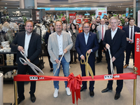 Einrichtungshaus der Extraklasse: Oberbürgermeister Thomas Kufen eröffnet nach dem Komplettumbau den neuen XXXLutz in Essen - Foto: presseportal.de