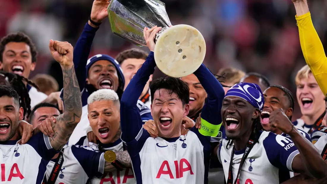 Kapitän Heung-Min Son bejubelt seine erste Trophäe mit Tottenham Hotspur. - Bild: Manu Fernandez/AP/dpa