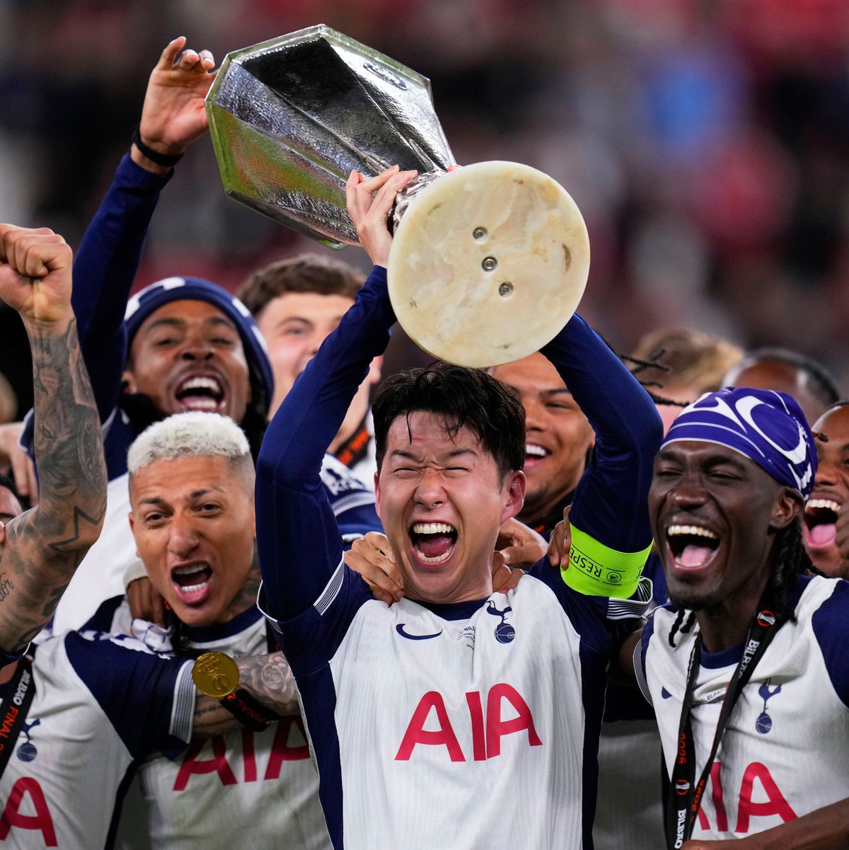 Kapitän Heung-Min Son bejubelt seine erste Trophäe mit Tottenham Hotspur. - Foto: Manu Fernandez/AP/dpa