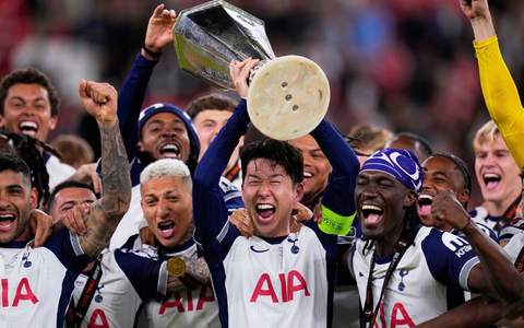 Kapitän Heung-Min Son bejubelt seine erste Trophäe mit Tottenham Hotspur. - Foto: Manu Fernandez/AP/dpa