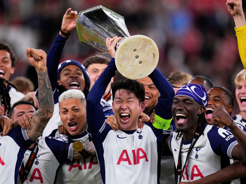 Kapitän Heung-Min Son bejubelt seine erste Trophäe mit Tottenham Hotspur. - Foto: Manu Fernandez/AP/dpa