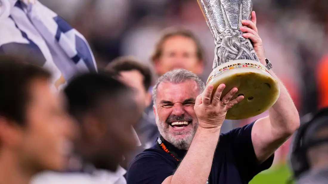 Trainer Ange Postecoglou hatte einen Titel in seiner zweiten Saison versprochen - und Wort gehalten. - Bild: Manu Fernandez/AP/dpa