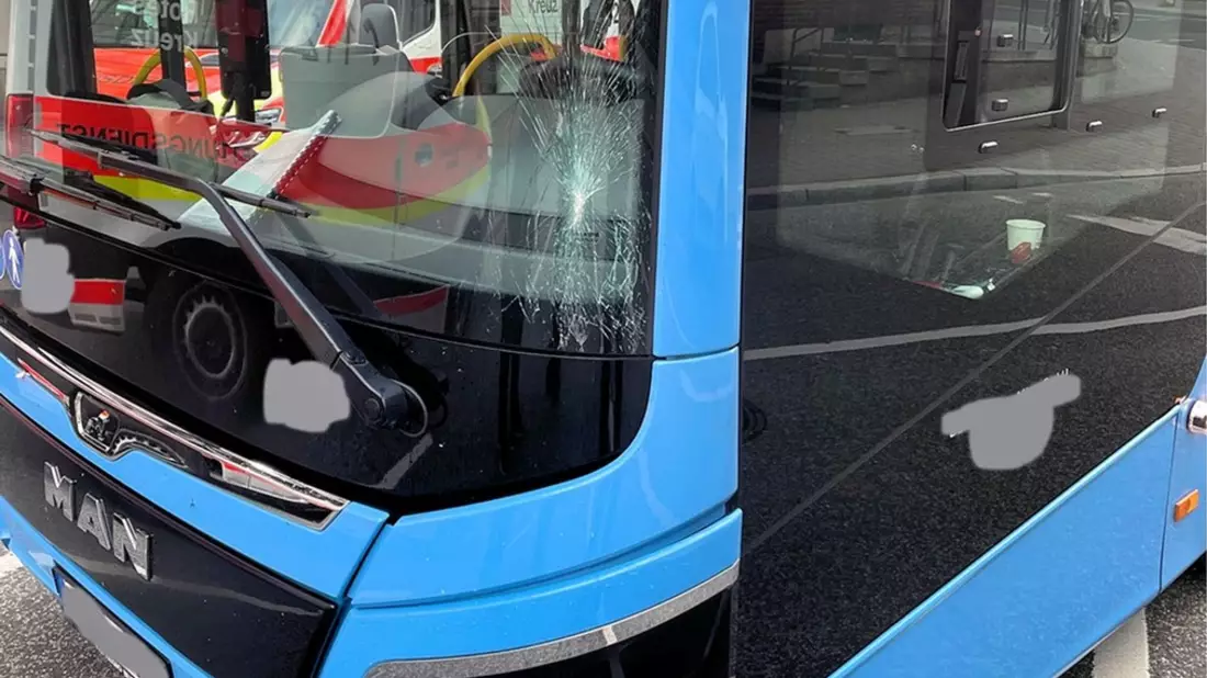 POL-PDKL: Fußgängerin von Bus erfasst - Bild: presseportal.de