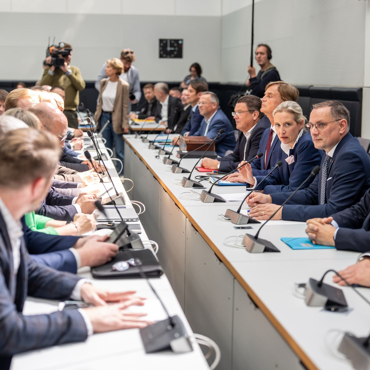Die AfD macht demonstrativ eine Probesitzung im ehemaligen FDP-Sitzungssaal, um zu zeigen, wie eng es ist.  - Foto: Michael Kappeler/dpa