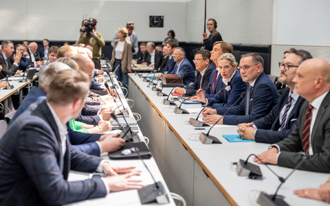 Die AfD macht demonstrativ eine Probesitzung im ehemaligen FDP-Sitzungssaal, um zu zeigen, wie eng es ist.  - Foto: Michael Kappeler/dpa