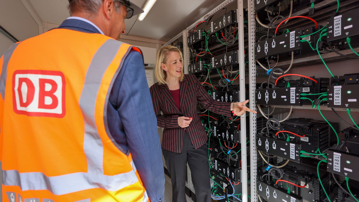 Im ICE-Werk Leipzig werde Züge gewartet.  - Foto: Jan Woitas/dpa