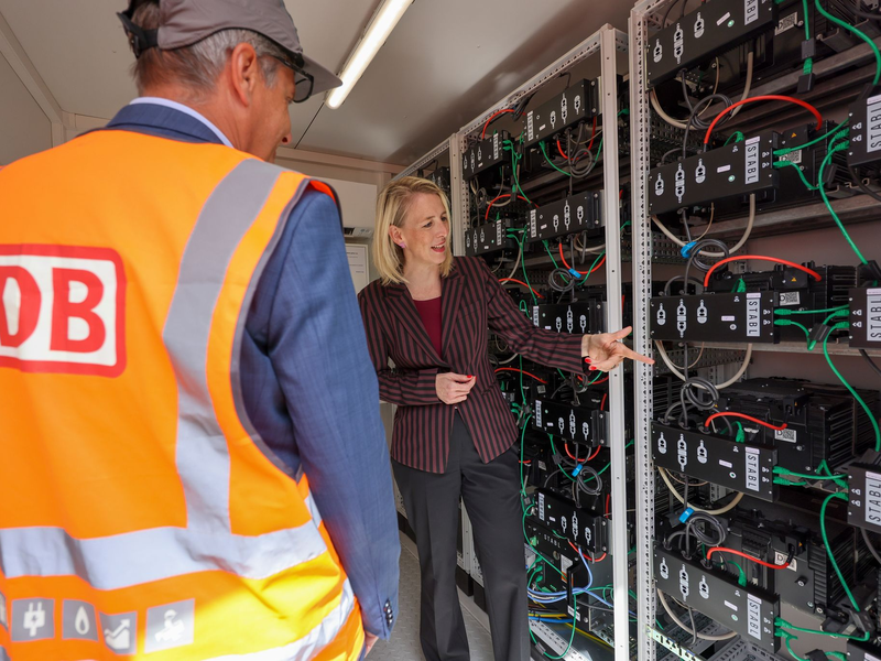 Im ICE-Werk Leipzig werde Züge gewartet.  - Foto: Jan Woitas/dpa