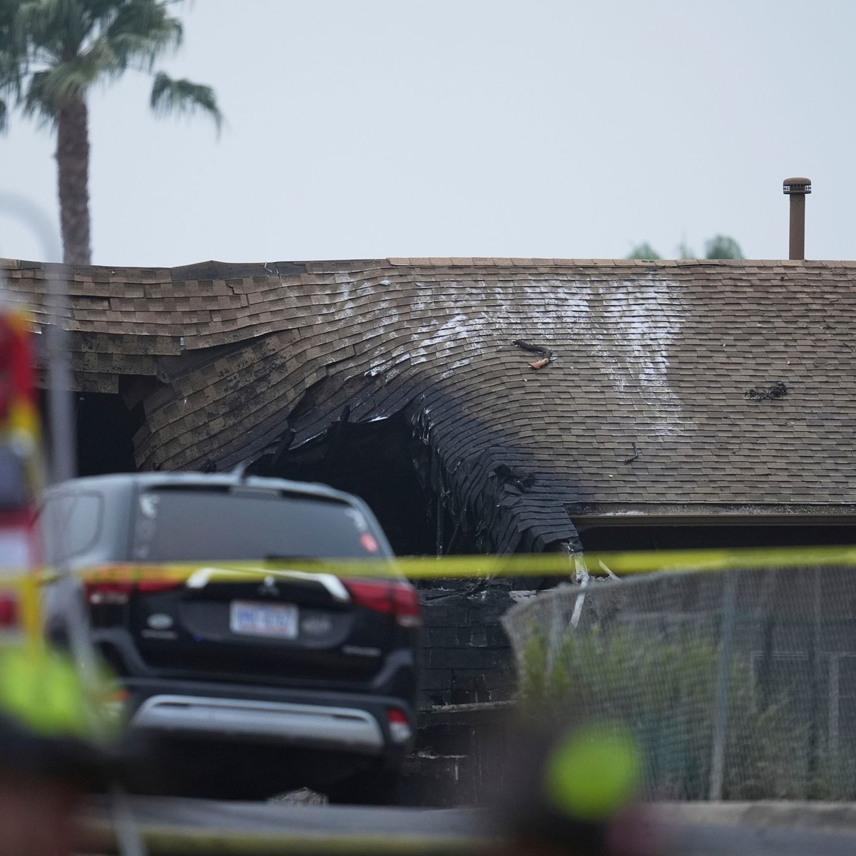 Häuser wurden bei dem Absturz in Brand gesetzt.  - Foto: Gregory Bull/AP/dpa