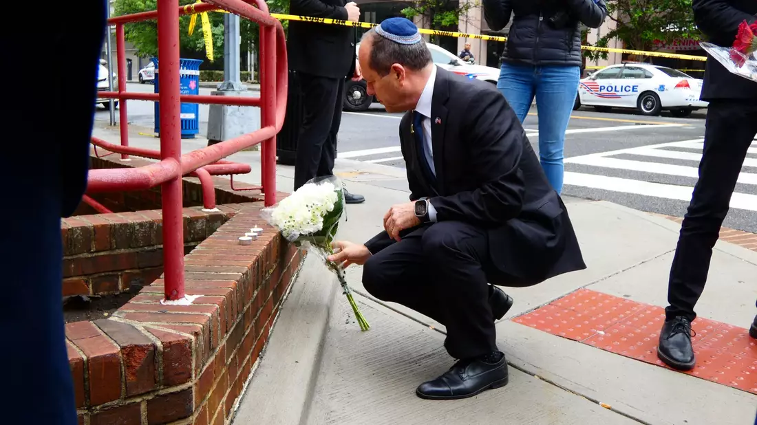 Am Morgen nach der Attacke versammelten sich Menschen am Tatort, um an das getötete Paar zu erinnern - darunter auch Israels Wirtschaftsminister Nir Barkat. - Bild: Luzia Geier/dpa