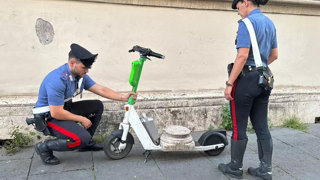 Zwei Carabinieri begutachten den Marmorsockel auf einem elektrischen Leihroller. - Bild: ---/Comando Generale Dell’arma Dei/dpa