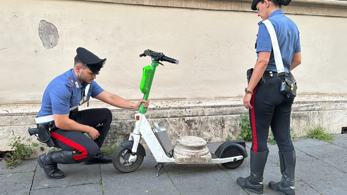 Zwei Carabinieri begutachten den Marmorsockel auf einem elektrischen Leihroller. - Foto: ---/Comando Generale Dell’arma Dei/dpa