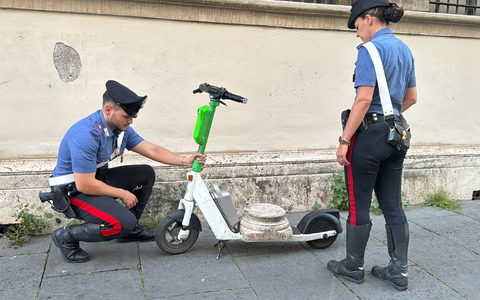 Zwei Carabinieri begutachten den Marmorsockel auf einem elektrischen Leihroller. - Foto: ---/Comando Generale Dell’arma Dei/dpa