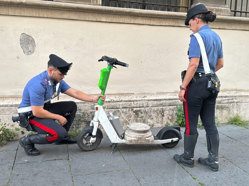 Zwei Carabinieri begutachten den Marmorsockel auf einem elektrischen Leihroller. - Foto: ---/Comando Generale Dell’arma Dei/dpa