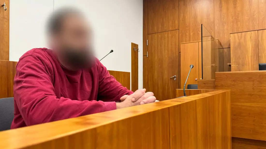 Das Gericht sah es als erwiesen an, dass der 29-Jährige seinen Mitbewohner aus Eifersucht mit zwei Axthieben heimtückisch ermordete, als dieser schlief.  - Bild: Maurice Dirker/dpa