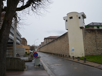 Immer wieder ist davon die Rede, dass Kriminelle in französischen Gefängnissen verbotenerweise über Mobiltelefone verfügen, mit denen sie weiter ihre Machenschaften abwickeln (Archivbild). - Foto: Sebastian Kunigkeit/dpa