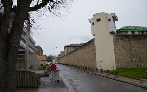 Immer wieder ist davon die Rede, dass Kriminelle in französischen Gefängnissen verbotenerweise über Mobiltelefone verfügen, mit denen sie weiter ihre Machenschaften abwickeln (Archivbild). - Foto: Sebastian Kunigkeit/dpa