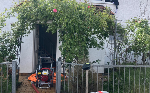 FW-PI: Einsatzreicher Nachmittag in Uetersen / Feuerwehr verhindert Dachstuhlbrand - Foto: presseportal.de FW-PI: Einsatzreicher Nachmittag in Uetersen / Feuerwehr verhindert Dachstuhlbrand - Foto: presseportal.de