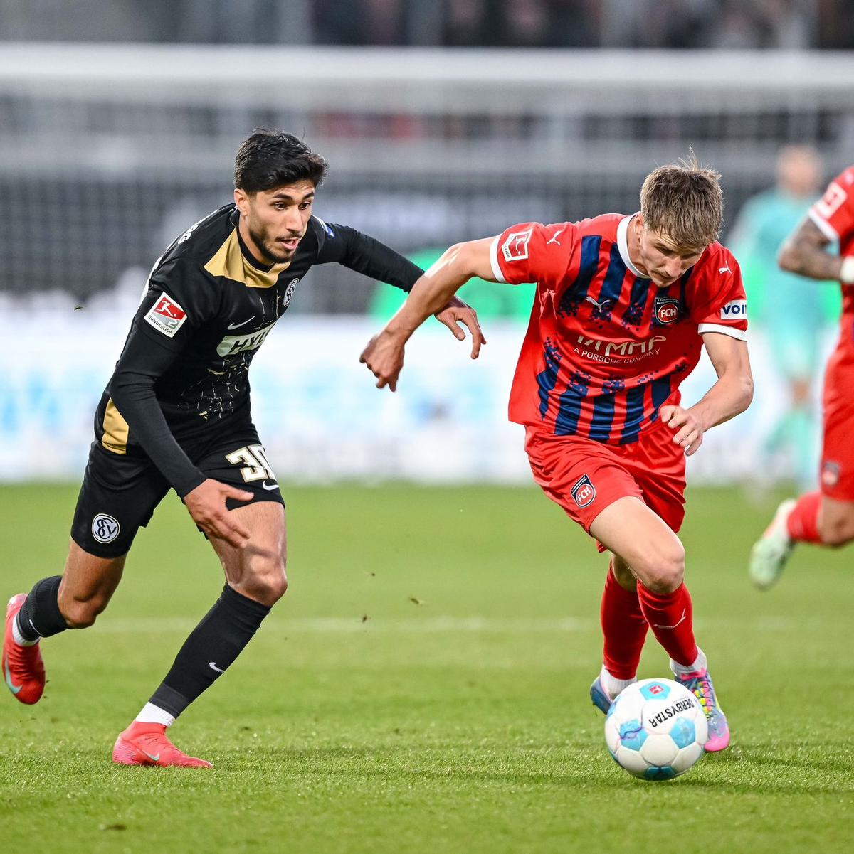 Elversbergs Muhammed Damar (l.) im Duell mit Heidenheims Jan Schöppner. - Foto: Harry Langer/dpa