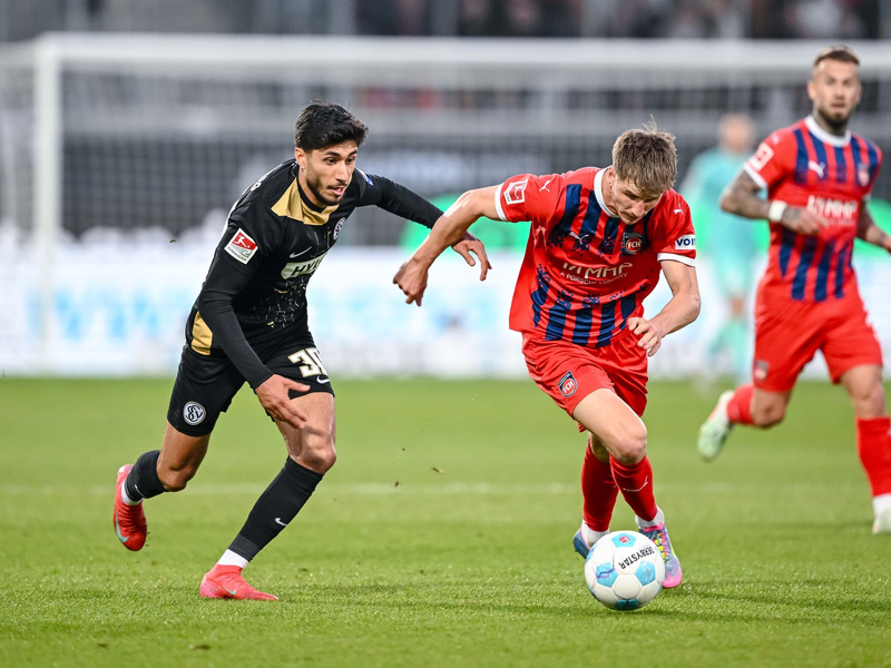 Elversbergs Muhammed Damar (l.) im Duell mit Heidenheims Jan Schöppner. - Foto: Harry Langer/dpa