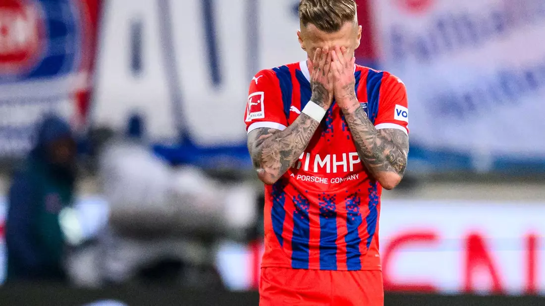 Elversberger Jubel: Fisnik Asllani (l.) traf zum 2:0 für die Gäste. - Bild: Tom Weller/dpa