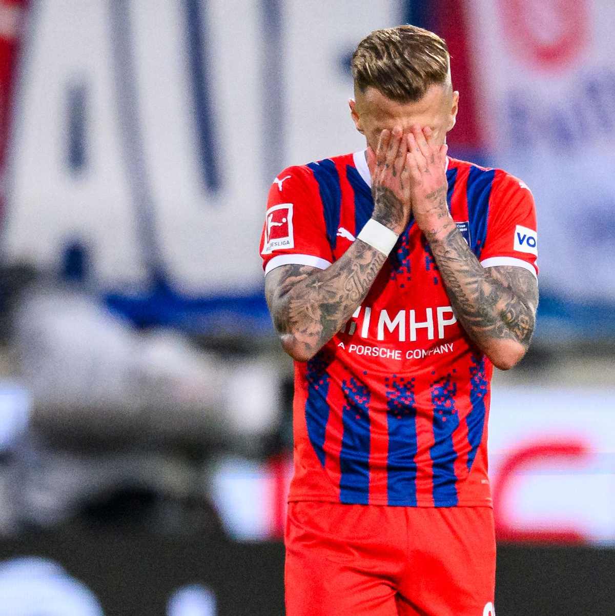 Elversberger Jubel: Fisnik Asllani (l.) traf zum 2:0 für die Gäste. - Foto: Tom Weller/dpa