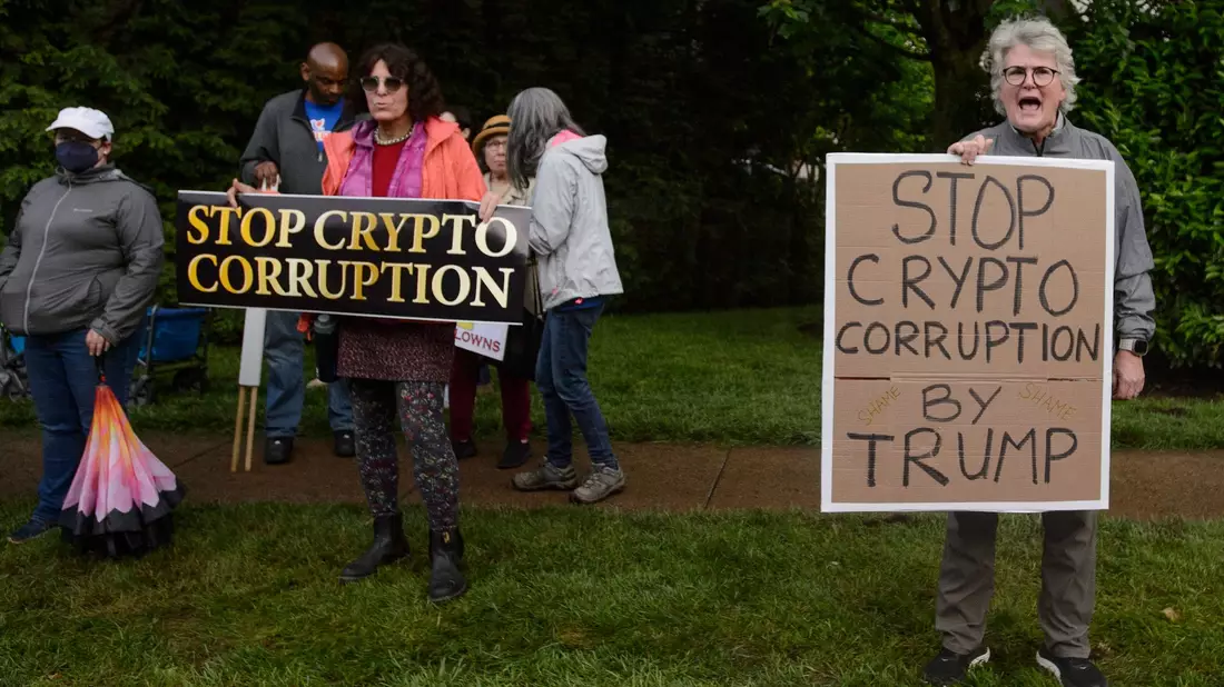 Das Krypto-Dinner mit dem Präsidenten stößt auf Kritik und wird von Protesten begleitet.  - Bild: Rod Lamkey/FR172078/AP/dpa