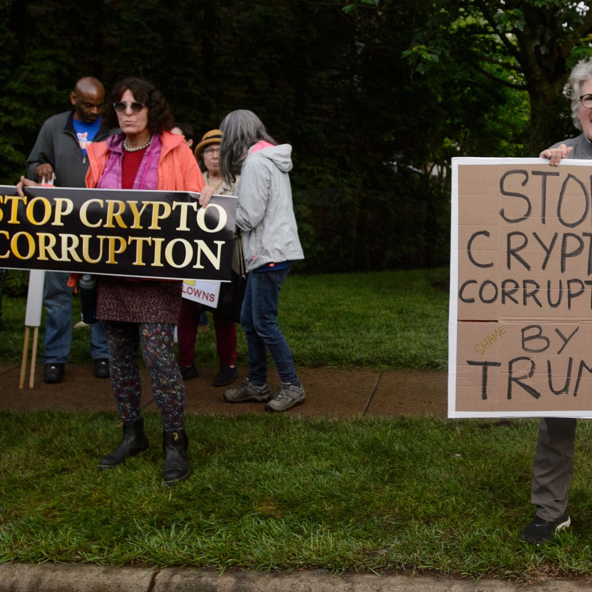 Das Krypto-Dinner mit dem Präsidenten stößt auf Kritik und wird von Protesten begleitet.  - Foto: Rod Lamkey/FR172078/AP/dpa