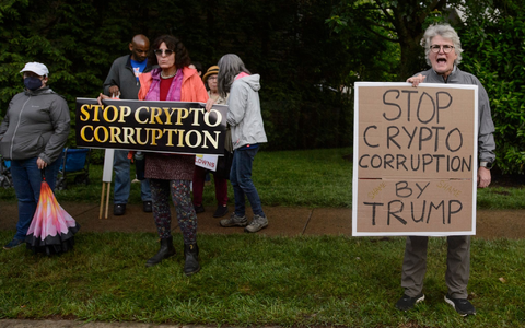 Das Krypto-Dinner mit dem Präsidenten stößt auf Kritik und wird von Protesten begleitet.  - Foto: Rod Lamkey/FR172078/AP/dpa