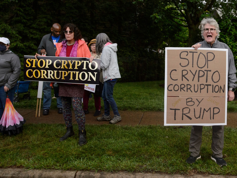 Das Krypto-Dinner mit dem Präsidenten stößt auf Kritik und wird von Protesten begleitet.  - Foto: Rod Lamkey/FR172078/AP/dpa