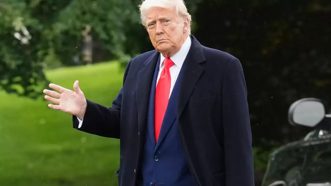 Trump will mehr Produktion in den USA.  - Bild: Jacquelyn Martin/AP/dpa
