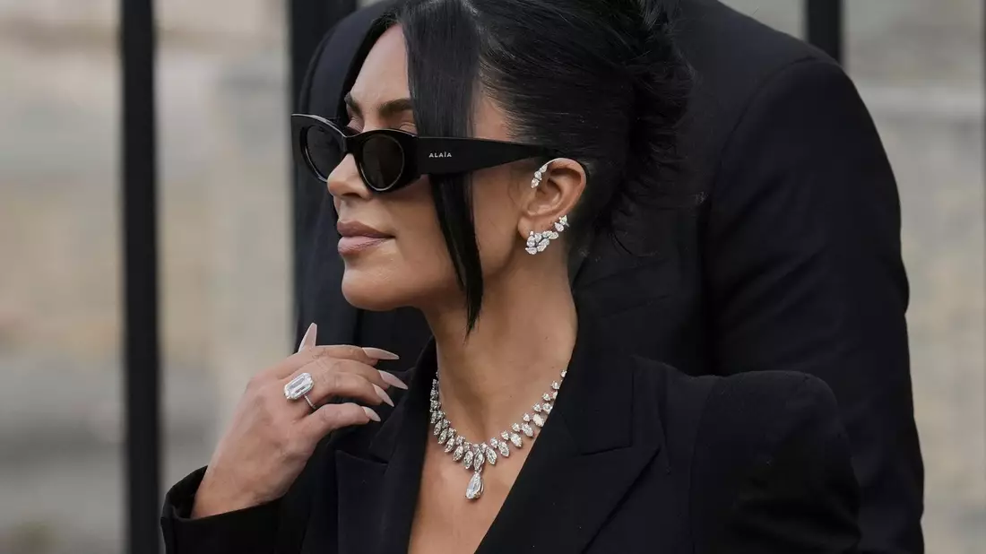 Im Prozess um den Raubüberfall auf Kim Kardashian in Paris drohen den Angeklagten hohe Haftstrafen. (Archivbild) - Bild: Aurelien Morissard/AP/dpa