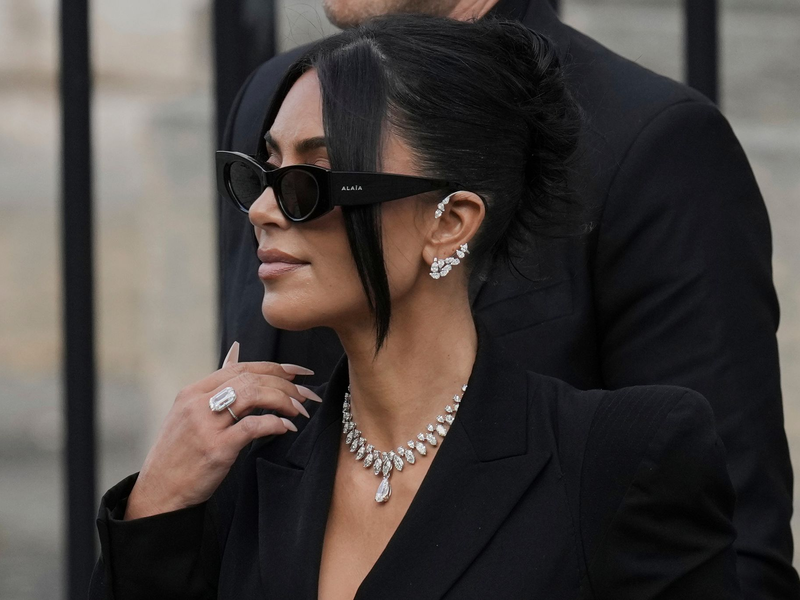 Im Prozess um den Raubüberfall auf Kim Kardashian in Paris drohen den Angeklagten hohe Haftstrafen. (Archivbild) - Foto: Aurelien Morissard/AP/dpa