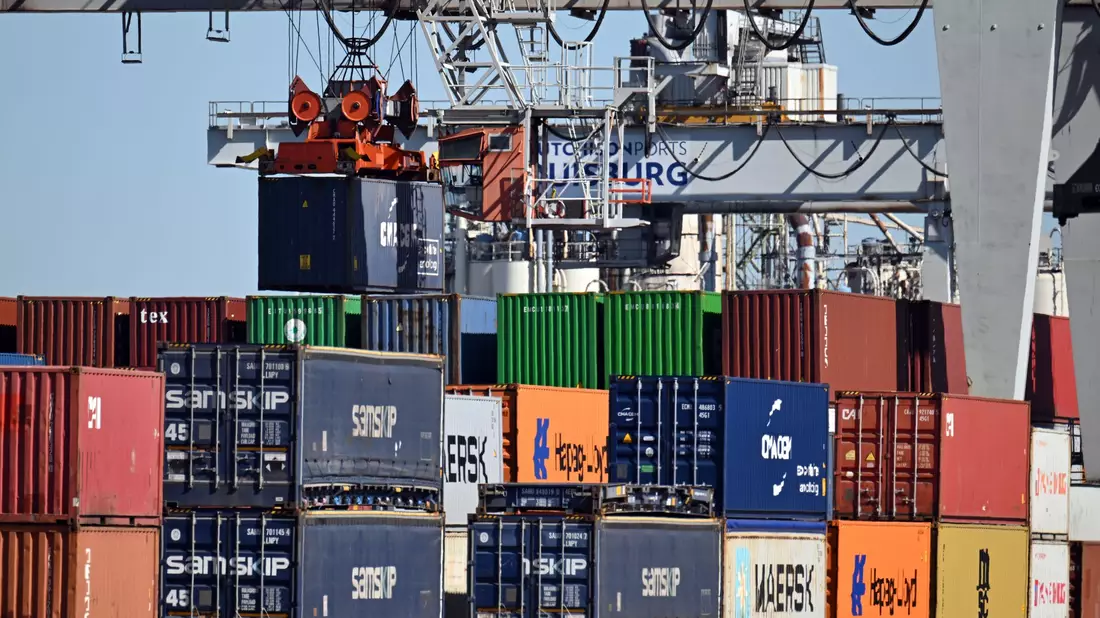 Bei einem «Zollkrieg» würde es laut Studie die größten Produktionsrückgänge in den Sektoren mit der größten Exportabhängigkeit von den USA geben.  - Bild: Federico Gambarini/dpa