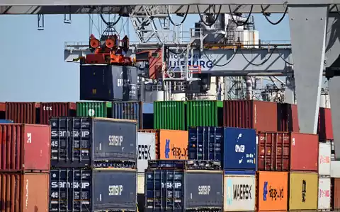 Bei einem «Zollkrieg» würde es laut Studie die größten Produktionsrückgänge in den Sektoren mit der größten Exportabhängigkeit von den USA geben. - Foto: Federico Gambarini/dpa