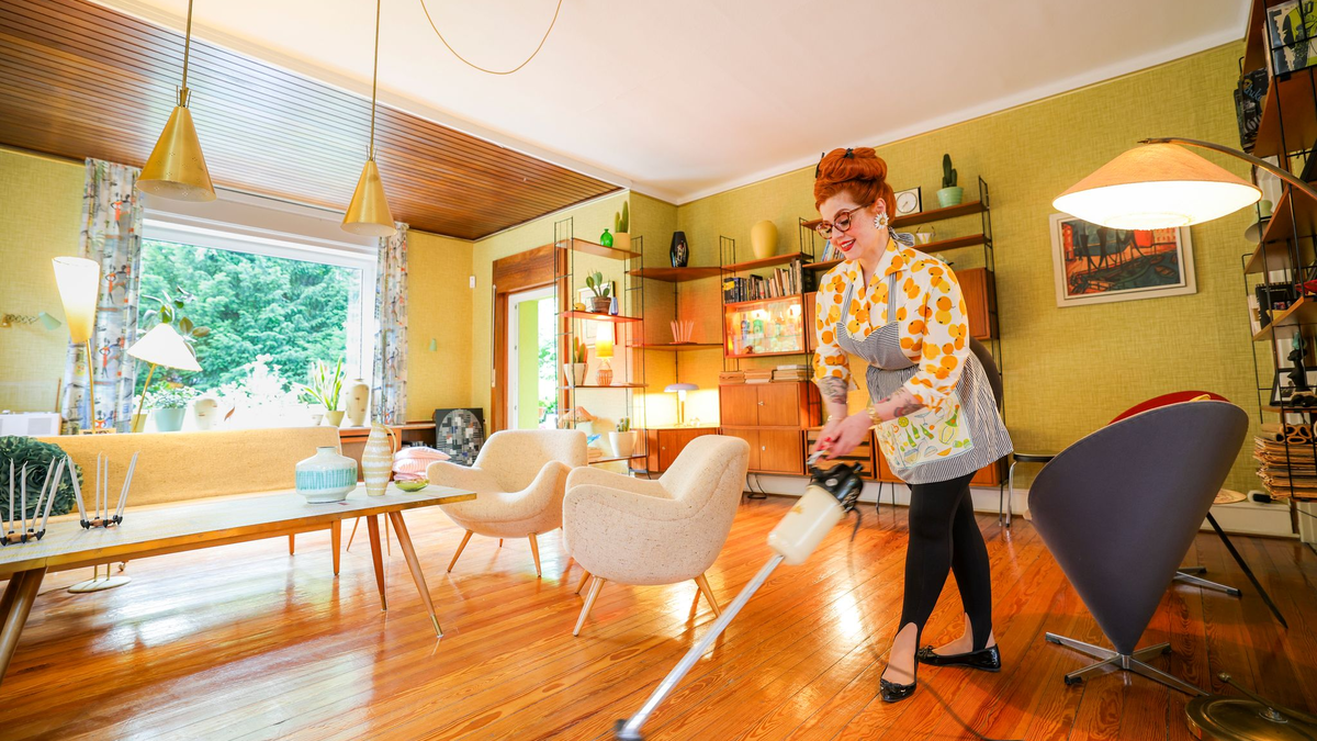 In ihrem Salon entstehen Frisuren wie in den 60ern.  - Foto: Christoph Reichwein/dpa