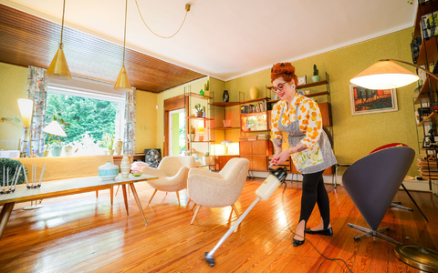 In ihrem Salon entstehen Frisuren wie in den 60ern.  - Foto: Christoph Reichwein/dpa