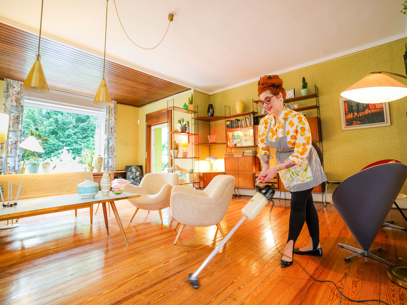 In ihrem Salon entstehen Frisuren wie in den 60ern.  - Foto: Christoph Reichwein/dpa