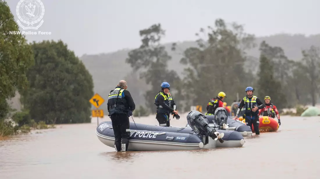 Die Retter sind vor allem mit Schlauchbooten im Einsatz. - Bild: NSW Police/AP/dpa