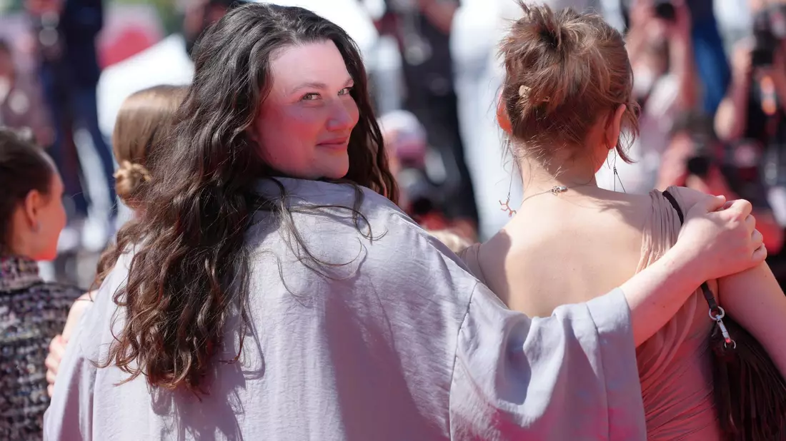 Mascha Schilinski bei der Premiere ihres Films in Cannes. - Bild: Lewis Joly/Invision via AP/dpa