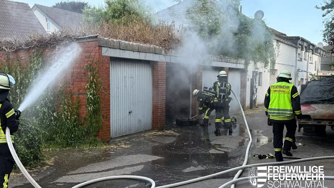 FFW Schwalmtal: Garagenbrand in Schwalmtal-Amern - Feuerwehr verhindert Brandausbreitung - Bild: presseportal.de