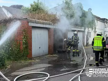 FFW Schwalmtal: Garagenbrand in Schwalmtal-Amern - Feuerwehr verhindert Brandausbreitung - Foto: presseportal.de