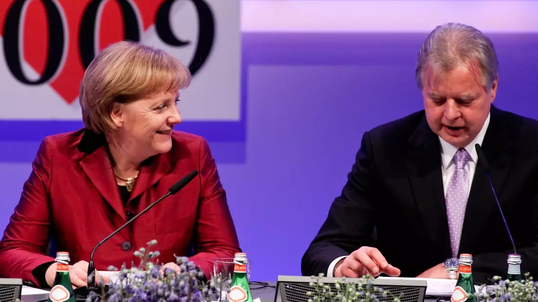 Bucherfolg: Merkel erhält Gold Award von Media Control - Klöckner hält Laudatio - Bild: presseportal.de