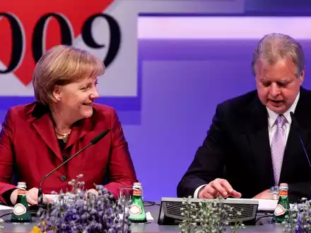 Bucherfolg: Merkel erhält Gold Award von Media Control - Klöckner hält Laudatio - Foto: presseportal.de